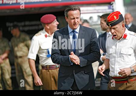 David Cameron , Premierminister, spricht mit der britischen Armee bei einem Besuch der Royal Welsh Show in Llanelwedd in Mid Wales, wo er von herumgeführt wird Stockfoto