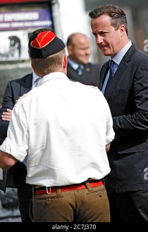 David Cameron , Premierminister, spricht mit der britischen Armee bei einem Besuch der Royal Welsh Show in Llanelwedd in Mid Wales, wo er von herumgeführt wird Stockfoto