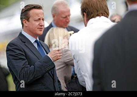 David Cameron , Premierminister, besucht die Royal Welsh Show in Llanelwedd in Mittelwales, wo er von dem walisischen Außenminister Steph gezeigt wird Stockfoto