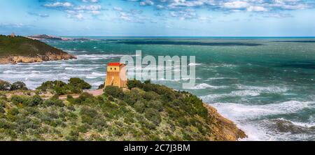 Über den Klippen an der Küste von Vieste. Sommer Felsküste nahe Architello (Bogen) von San Felice auf der Halbinsel Gargano, Apulien, Italien Stockfoto