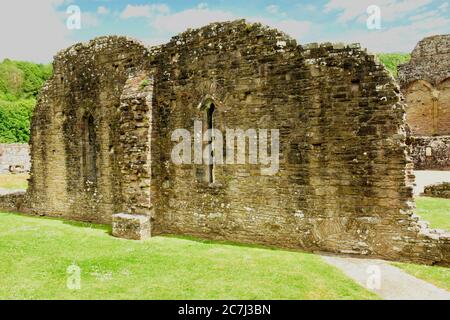 Gegründet 1131, in der Nähe des Dorfes Tintern am walisischen Ufer des Flusses Wye, der Grenze zwischen England und Wales, gelegen, Stockfoto