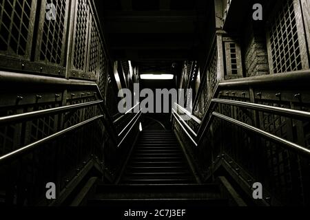 Low-Winkel-Aufnahme der Treppe in der Mitte nach oben Von Metallwänden Stockfoto