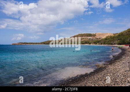 Touristen schwimmen in der Karibik am Playa Tamarindo in Culebra, Puerto Rico Stockfoto