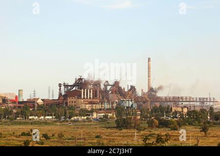 Panoramablick auf die industriellen Großanlage mit rauchenden Fabrikschloten auf blauen Himmel Hintergrund. Umweltverschmutzung Konzept. Stockfoto