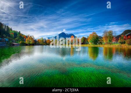 Malerische Herbstszene des Altausseer Sees. Sonniger Blick auf Altaussee Dorf. Lage: Resort Altausseer See, Liezen Bezirk Steiermark, Stockfoto