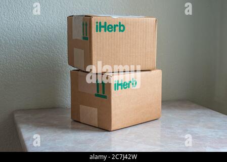 Kiew, Ukraine - 13. Juli 2020 : das Paket von iHerb mit Vitaminen Stockfoto