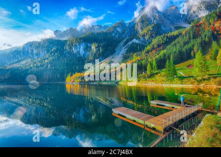 Schöner Blick auf idyllische bunte Herbstlandschaft mit Dachstein-Gipfel am Gosausee Bergsee im Herbst Salzkammergut Region Oberösterreich Stockfoto