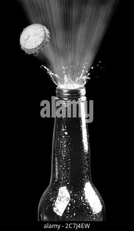 Bierflasche knallt in schwarz und weiß. Stockfoto