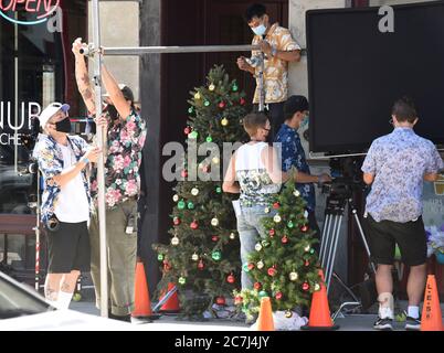 Victoria, British Columbia, Kanada, 17. Juli 2020 - Mask tragen Filmproduktion Crew-Mitglieder für eine Aufnahme während der Dreharbeiten des Films liefern bis Weihnachten. Die kanadische Filmproduktion wurde mit neuen Covid-19 Sicherheitsregeln und -Beschränkungen wieder aufgenommen. Alamy Live Nachrichten/Don Denton Kredit: Don Denton/Alamy Live Nachrichten Stockfoto