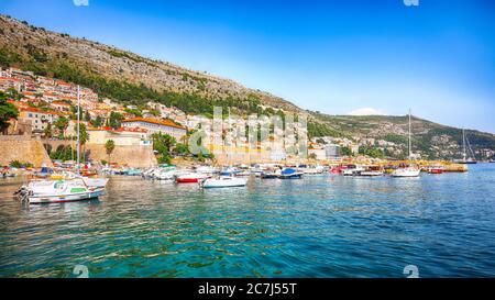 Alter Hafen der historischen Stadt Dubrovnik. Bucht mit vielen Booten in türkisfarbenem Wasser. Lage: Dubrovnik, Dalmatien, Kroatien, Europa Stockfoto