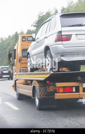 Hilfe auf der Straße transportiert Wrecker gebrochen Auto Stockfoto