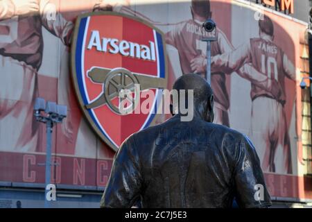 18. Januar 2020, Emirates Stadium, London, England; Premier League, Arsenal gegen Sheffield United : die Statue von Thierry Henry vor dem Emirates Stadium Credit: Simon Whitehead/News Images Stockfoto