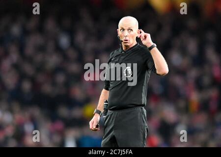 18. Januar 2020, Emirates Stadium, London, England; Premier League, Arsenal gegen Sheffield United : Schiedsrichter, Mike Dean zeigt auf sein Ohr, um zu zeigen, dass VAR einen Vorfall vor Ort betrachten wird.Quelle: Simon Whitehead/News Images Stockfoto