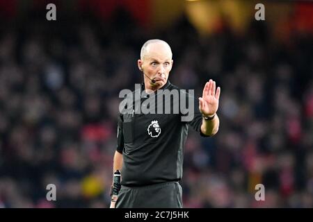 18. Januar 2020, Emirates Stadium, London, England; Premier League, Arsenal gegen Sheffield United : Schiedsrichter, Mike Dean fordert eine Pause im Spiel Kredit: Simon Whitehead/News Images Stockfoto