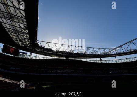 18. Januar 2020, Emirates Stadium, London, England; Premier League, Arsenal V Sheffield United : das Emirates Stadium im Schatten mit der Sonne hinter der Uhr Ende Credit: Simon Whitehead/News Images Stockfoto