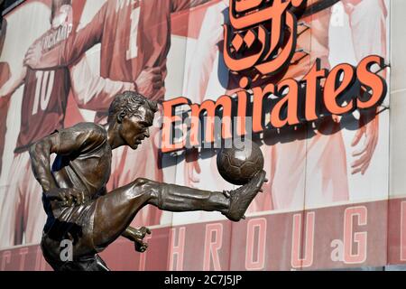 18. Januar 2020, Emirates Stadium, London, England; Premier League, Arsenal gegen Sheffield United : die Statue von Dennis Bergkamp vor dem Emirates Stadium Credit: Simon Whitehead/News Images Stockfoto