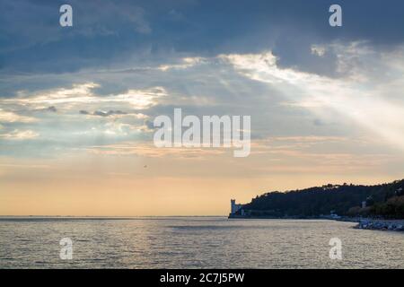 Seascape mit Castello di Miramare in der Ferne Stockfoto
