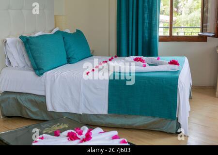 Ein Hotelbett mit Rosen in der Türkei Stockfoto