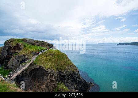 Carrick-a-Rede Rope Bridge in der Nähe von ballintoy im County Antrim, Nordirland Stockfoto