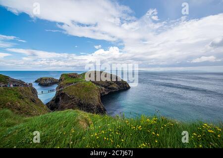 Carrick-a-Rede Rope Bridge in der Nähe von ballintoy im County Antrim, Nordirland Stockfoto