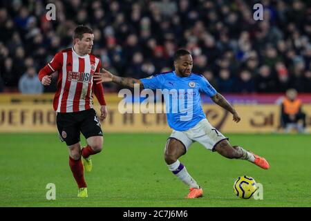 Januar 2020, Bramall Lane, Sheffield, England; Premier League, Sheffield United gegen Manchester City: Raheem Sterling (7) von Manchester City bricht mit dem Ball, als John Fleck (4) von Sheffield United ihn verfolgt Stockfoto