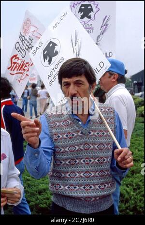 Leonard Nimoy von Star Trek Fame schließt sich der Streikposten für streikende Mitglieder der Writer's Guild außerhalb von CBS Television City in Hollywood, CA an Stockfoto