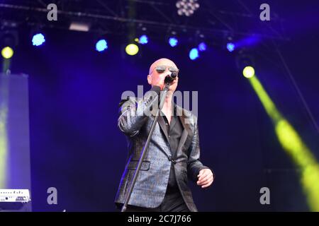 BRISTOL, ENGLAND, GROSSBRITANNIEN - 03. Jun 2017: Glenn Gregory und Heaven 17 beim Let's Rock Retro Festival. Bristol, England. Juni Stockfoto