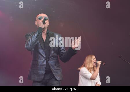 BRISTOL, ENGLAND, GROSSBRITANNIEN - 03. Jun 2017: Glenn Gregory und Heaven 17 beim Let's Rock Retro Festival. Bristol, England. Juni Stockfoto