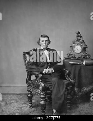 Alexander Hamilton Stephens, Vizepräsident der Konföderierten Staaten von Amerika während des amerikanischen Bürgerkriegs, sitzendes Porträt, Brady-Handy Photographic Collection, 1865 Stockfoto