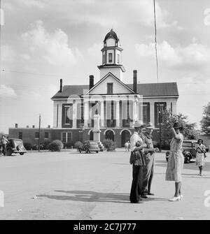 Gruppe afrikanischer Amerikaner mit dem Monument der Bundesstaaten und Gerichtsgebäude, Pittsboro, North Carolina, USA, Dorothea lange, US Office of war Information, Juli 1939 Stockfoto