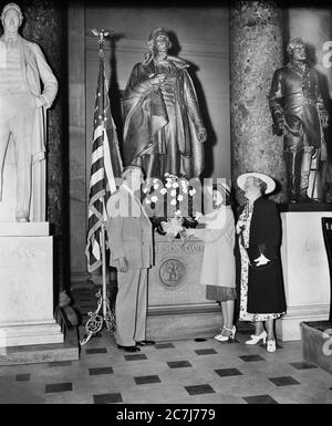 130. Jahrestag der Geburt von Jefferson Davis, der mit Kranath an seiner Statue beobachtet wurde, (L-R): Senator Walter F. George von Georgia; Imogene Smith, Präsident von Charles M. Stedman Children of the Confederacy; Frau Walter D. Lamar, National President, Daughters of the Confederacy, Washington, D.C., USA, 4. Juni 1938 Stockfoto