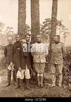 Mitarbeiter des 1. US-Freiwilligen-Regiments, die "Rough Riders" (erste Reihe, rechts nach links): Theodore Roosevelt, Leonard Wood und ehemaliger General des Bürgerkriegs, Joseph Wheeler, (hintere Reihe, rechts nach links): Kaplan Henry A. Brown, Major Alexander Oswald Brodie und Major George Dunn, Tampa, Florida, USA, Underwood & Underwood, 1898 Stockfoto