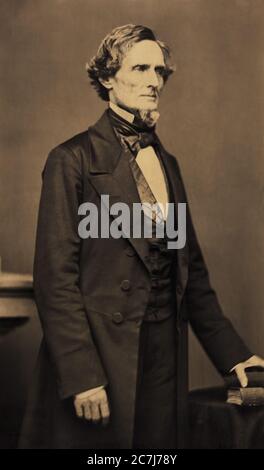 Jefferson Davis (1808-89), Präsident der Konföderierten Staaten während des amerikanischen Bürgerkrieges, dreiviertel-lang Porträt, Mathew Brady, 1860 Stockfoto