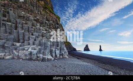 Erstaunliche Landschaft mit Basaltfelsen Troll Toes am Schwarzen Strand Reynisfjara in der Nähe des Dorfes Vik. Lage: Reynisfjara Strand, Vik Dorf Stockfoto