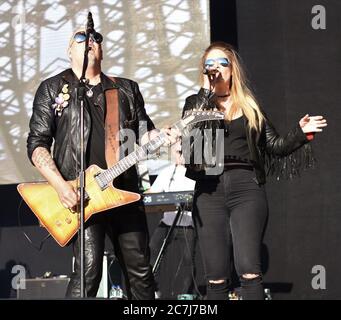 BRISTOL, ENGLAND, GROSSBRITANNIEN - 03. Jun 2017: Sängerin und Autorin Kim Wilde und Unterstützende Künstler beim Let's Rock Retro Festival, Bristol, England Stockfoto