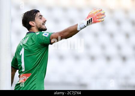 Turin, Italien - 16. Juli 2020: Mattia Perin von Genua FC Gesten während der Serie A Fußballspiel zwischen Turin FC und Genua FC. Torino FC gewann 3-0 gegen Genua FC. Quelle: Nicolò Campo/Alamy Live News Stockfoto