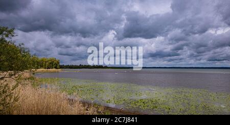 Herannahendes Gewitter über dem Chiemsee, Deutschland, Bayern, Chiemsee Stockfoto