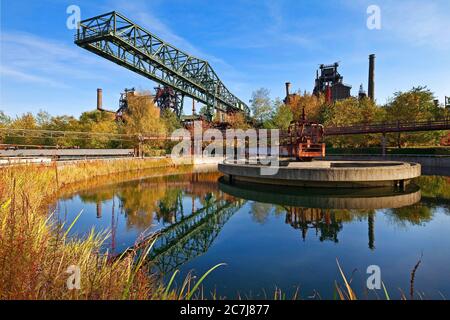 Öffentlicher Park Landschaftspark Duisburg-Nord im Herbst, Deutschland, Nordrhein-Westfalen, Ruhrgebiet, Duisburg Stockfoto