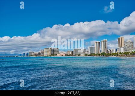 Gebäude in Waikiki am Kuhio Beach, USA, Hawaii, Oahu, Honolulu Stockfoto