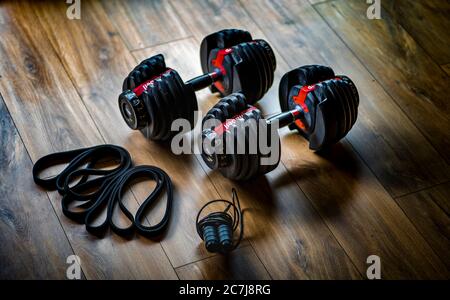 Heimtrainingsgeräte wie Hanteln, Springseil und Widerstandsbänder Stockfoto