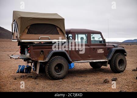 Alter Rover mit Zelt auf einem Zeltplatz der Drachenschlucht, Island, Drekagil, Dyngjufjoell Stockfoto