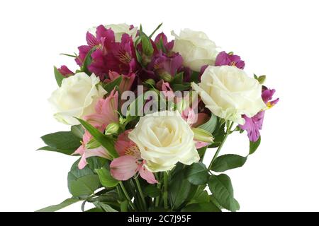 Bouquet von großen weißen Rosen, rosa und lila Alstroemeria Blumen isoliert auf weißem Hintergrund. Nahaufnahme Stockfoto