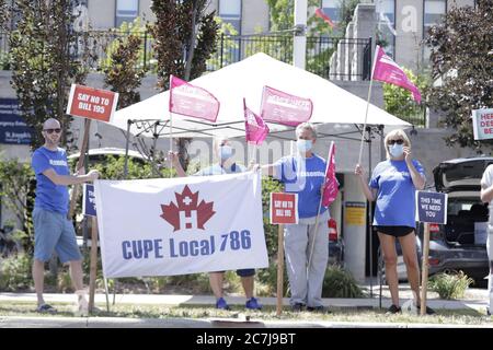 Gewerkschafter im Gesundheitswesen protestieren gegen Bill 195 inmitten der Covid-19-Krise Stockfoto