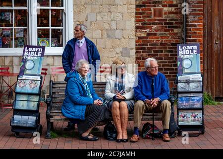 Ein Bücherstand von Jehova Witness, The High Street, Lewes, East Sussex, Großbritannien. Stockfoto