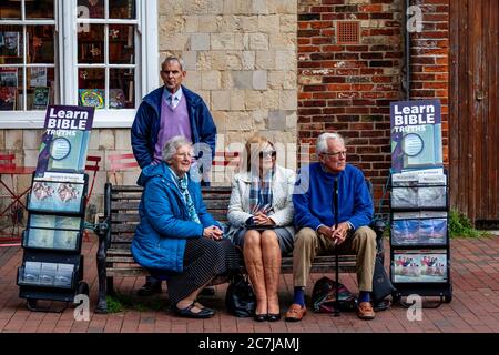 Ein Bücherstand von Jehova Witness, The High Street, Lewes, East Sussex, Großbritannien. Stockfoto