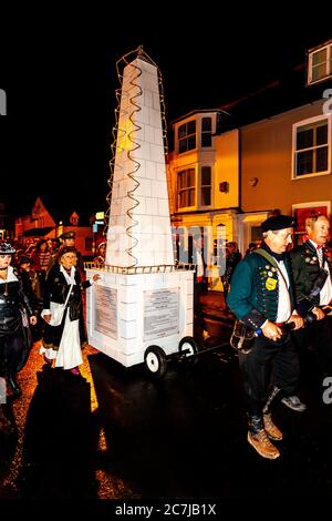 Die Einheimischen nehmen an EINER Straßenprozession während der Bonfire Night (Guy Fawkes Night) Celebrations, Lewes, East Sussex, Großbritannien, Teil Stockfoto