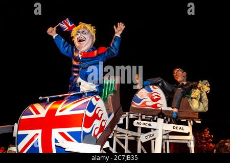 Ein Bildnis von Premierminister Boris Johnson wird während der Bonfire Night (Guy Fawkes Night) Celebrations, Lewes, East Sussex, Großbritannien, durch die Stadt geführt Stockfoto