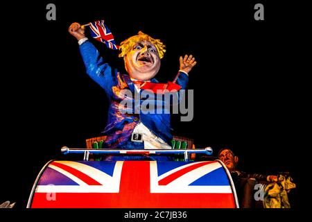 Ein Bildnis von Premierminister Boris Johnson wird während der Bonfire Night (Guy Fawkes Night) Celebrations, Lewes, East Sussex, Großbritannien, durch die Stadt geführt Stockfoto