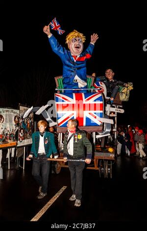 Ein Bildnis von Premierminister Boris Johnson wird während der Bonfire Night (Guy Fawkes Night) Celebrations, Lewes, East Sussex, Großbritannien, durch die Stadt geführt Stockfoto