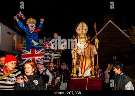 Ein Bildnis von Premierminister Boris Johnson und dem Papst werden während der Bonfire Night (Guy Fawkes Night) in Lewes, Großbritannien, um die Stadt herumgeführt Stockfoto